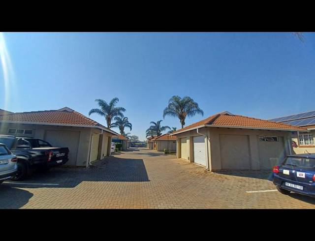 2 BEDROOM TOWNHOUSE FOR SALE IN MONTANA PARK